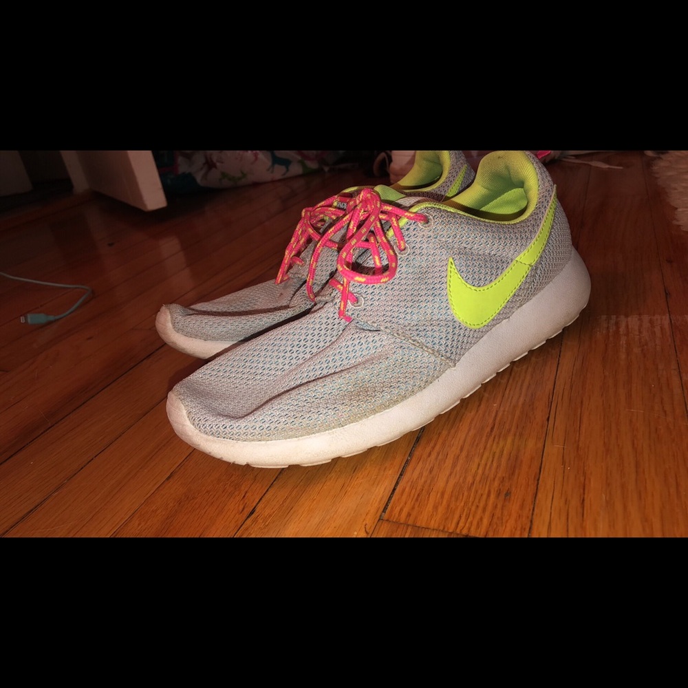 NIKE woman’s roshe runs